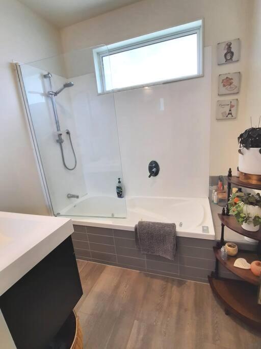 Banbury Deluxe With Spa Bath! Private Courtyard! 皇后镇 外观 照片